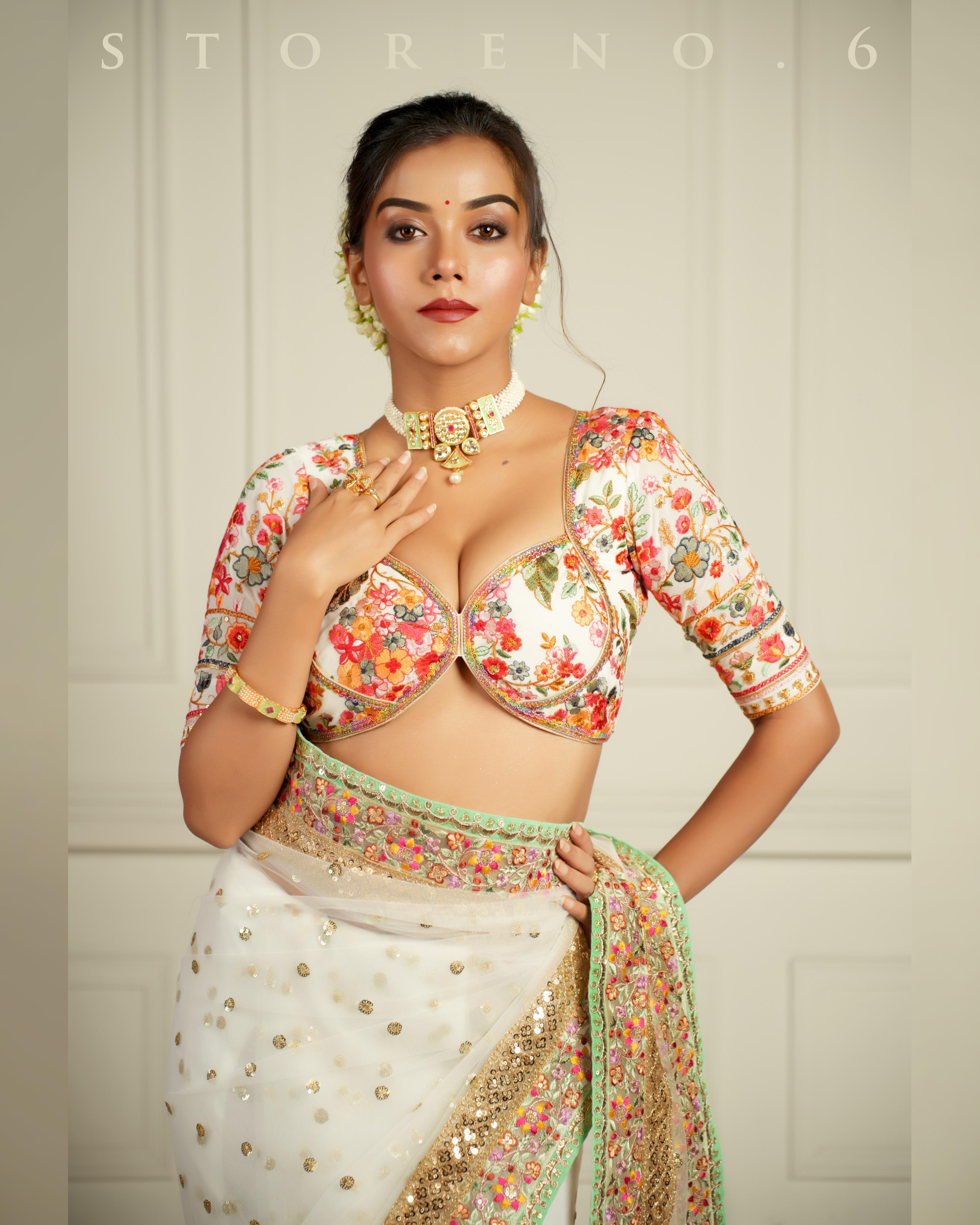 THE QUEEN'S PANORAMIC PATIO SAREE WITH KAFOORI ASHIQUI QUEEN'S CUT BLOUSE