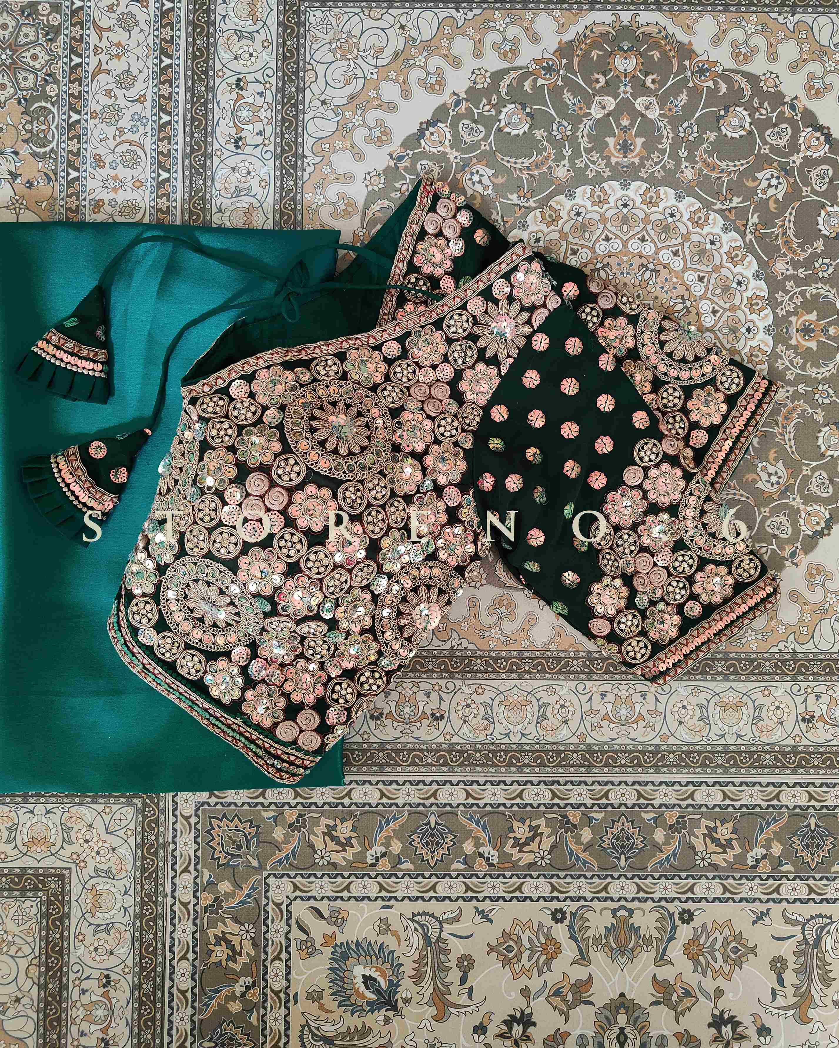 SIIRI SAREE AND BLOUSE SET