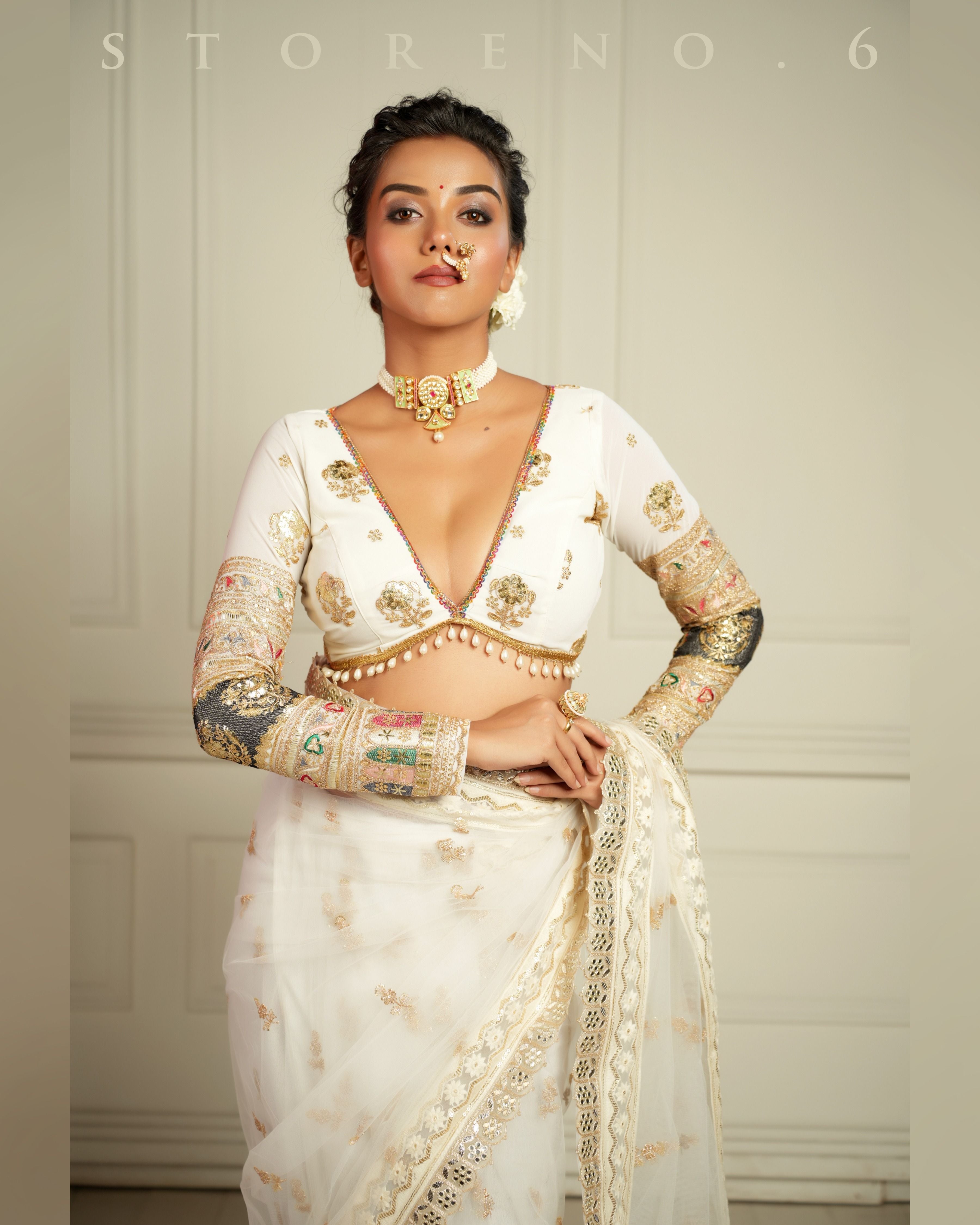 THE QUEEN'S DARLING DAISY SAREE WITH BEBAAK-E-KAFOORI-BLOUSE