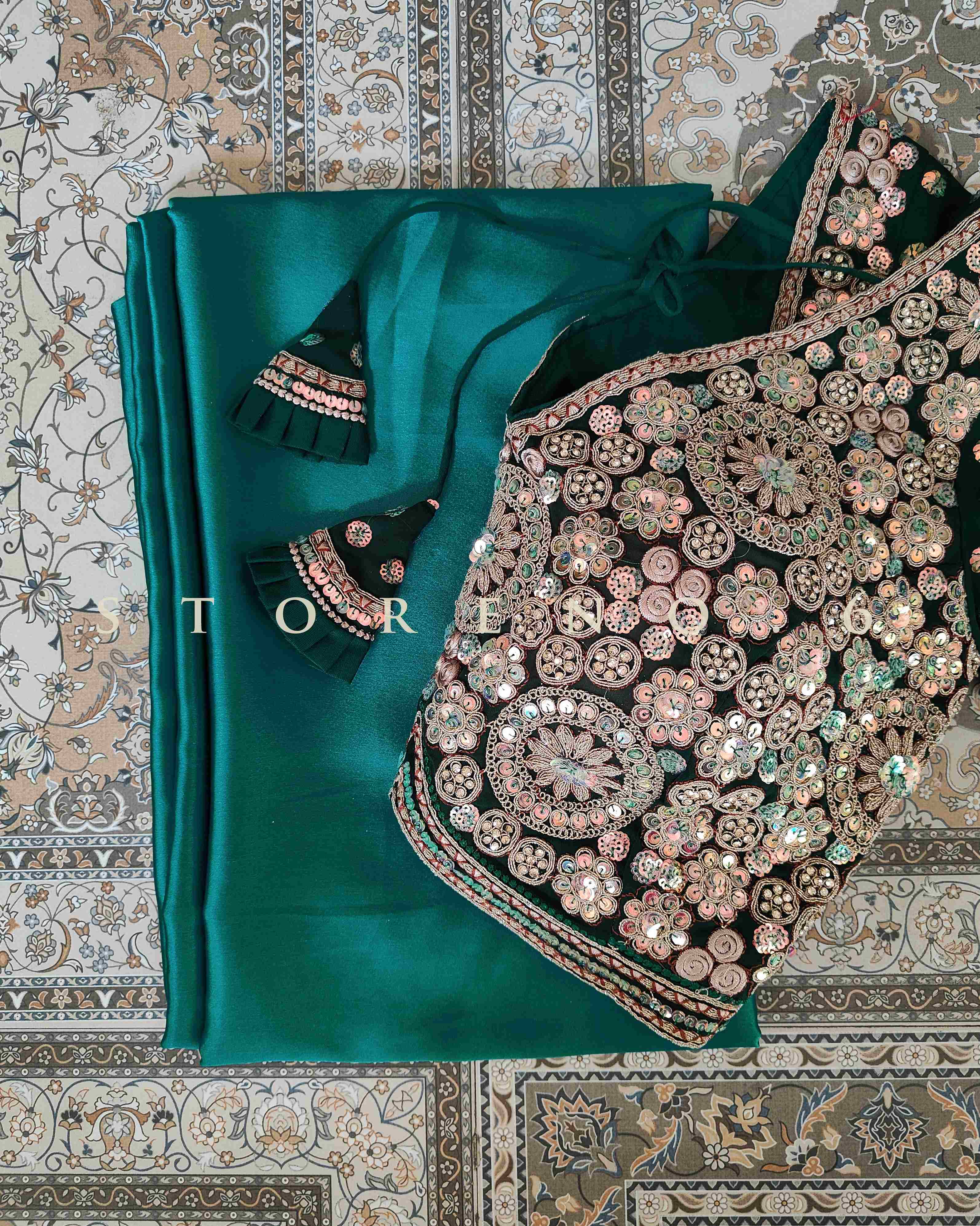 SIIRI SAREE AND BLOUSE SET