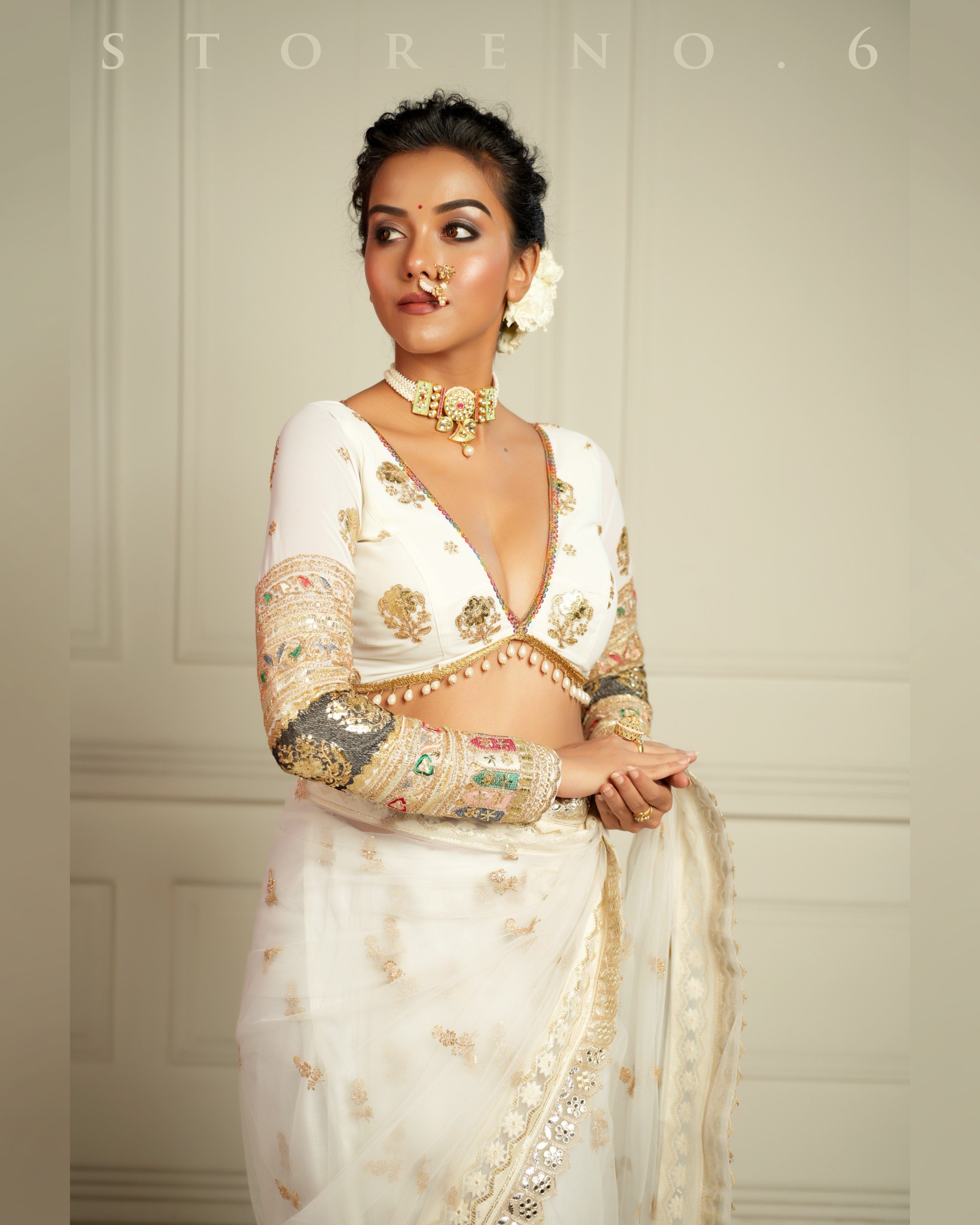 THE QUEEN'S DARLING DAISY SAREE WITH BEBAAK-E-KAFOORI-BLOUSE