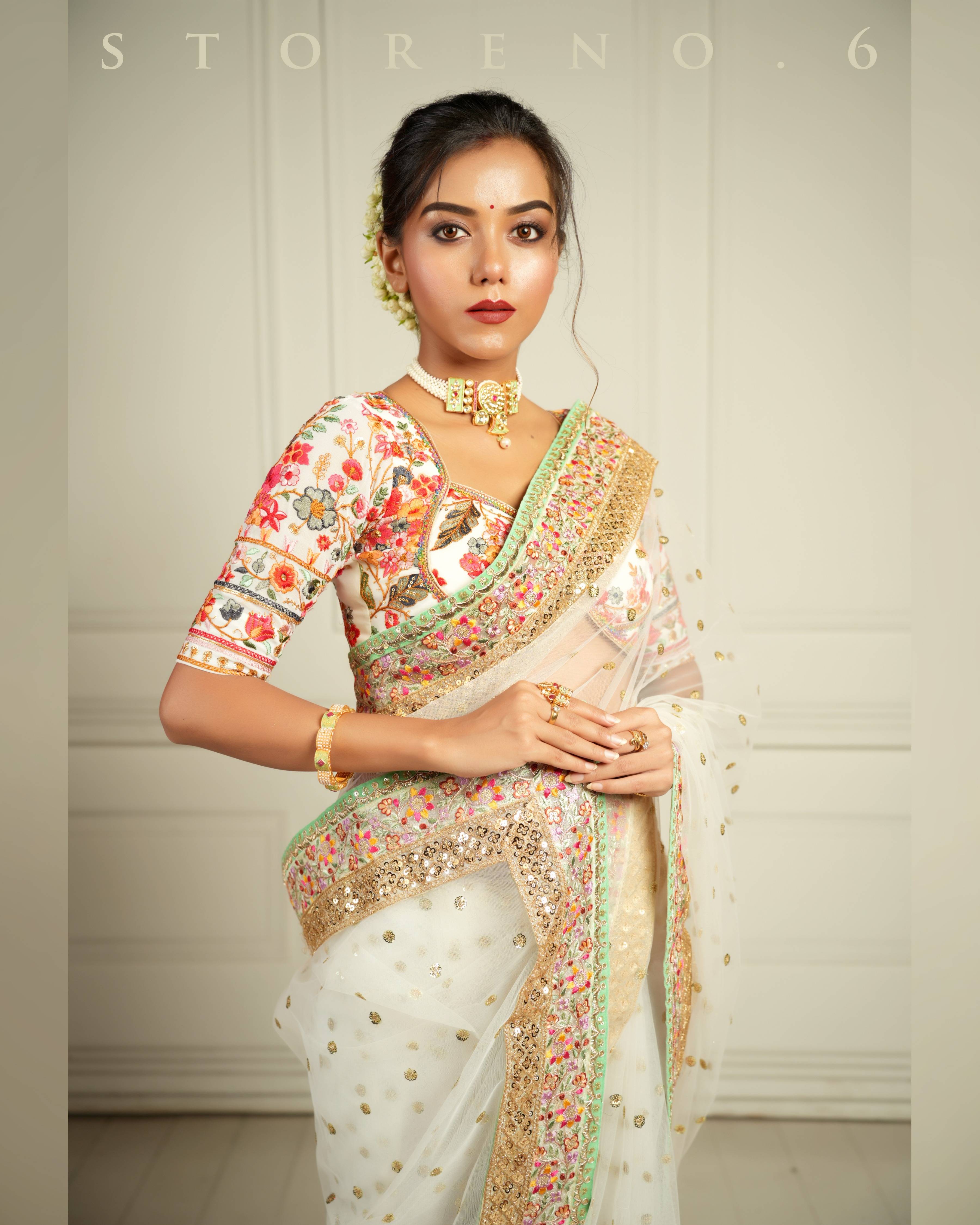 THE QUEEN'S PANORAMIC PATIO SAREE WITH KAFOORI ASHIQUI QUEEN'S CUT BLOUSE